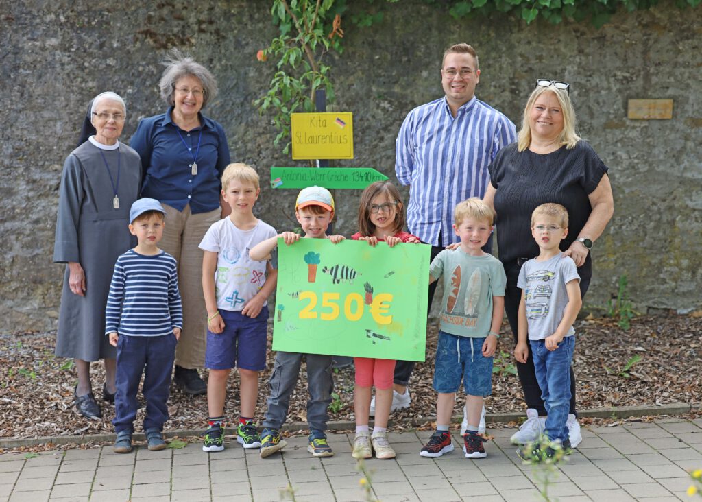 Kita-Leitung Heike Schneider-Beck und Andre Büchs überreichen die Spende von 250 Euro mit Kindern aus verschiedenen Gruppen stellvertretend an Sr. Rut Gerlach und Sr. Eusigna Schultes. Foto: Monika Prestel